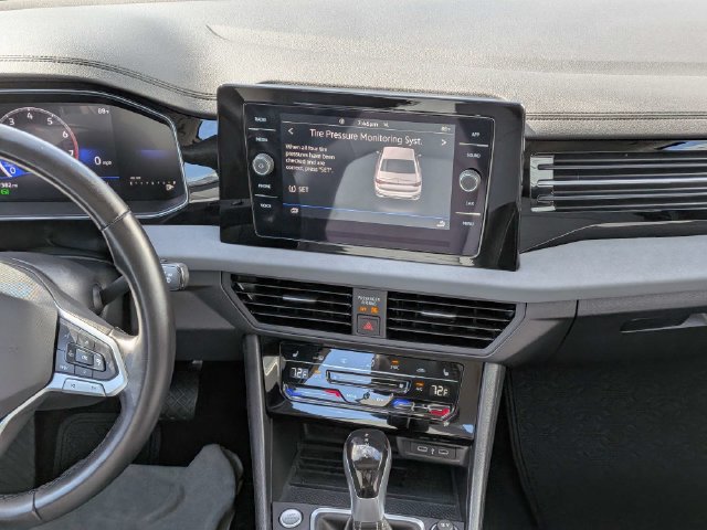 Used 2025 Volkswagen Jetta SE FWD image 15