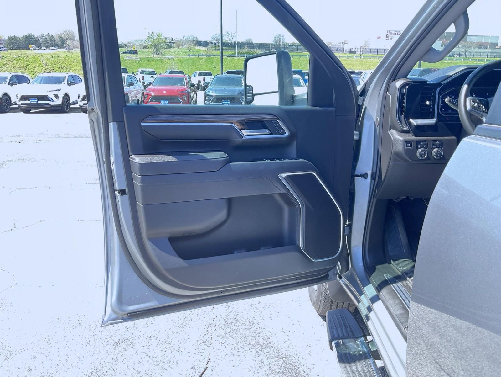 Used 2025 Chevrolet Silverado 2500 LT w/ Convenience Package image 9