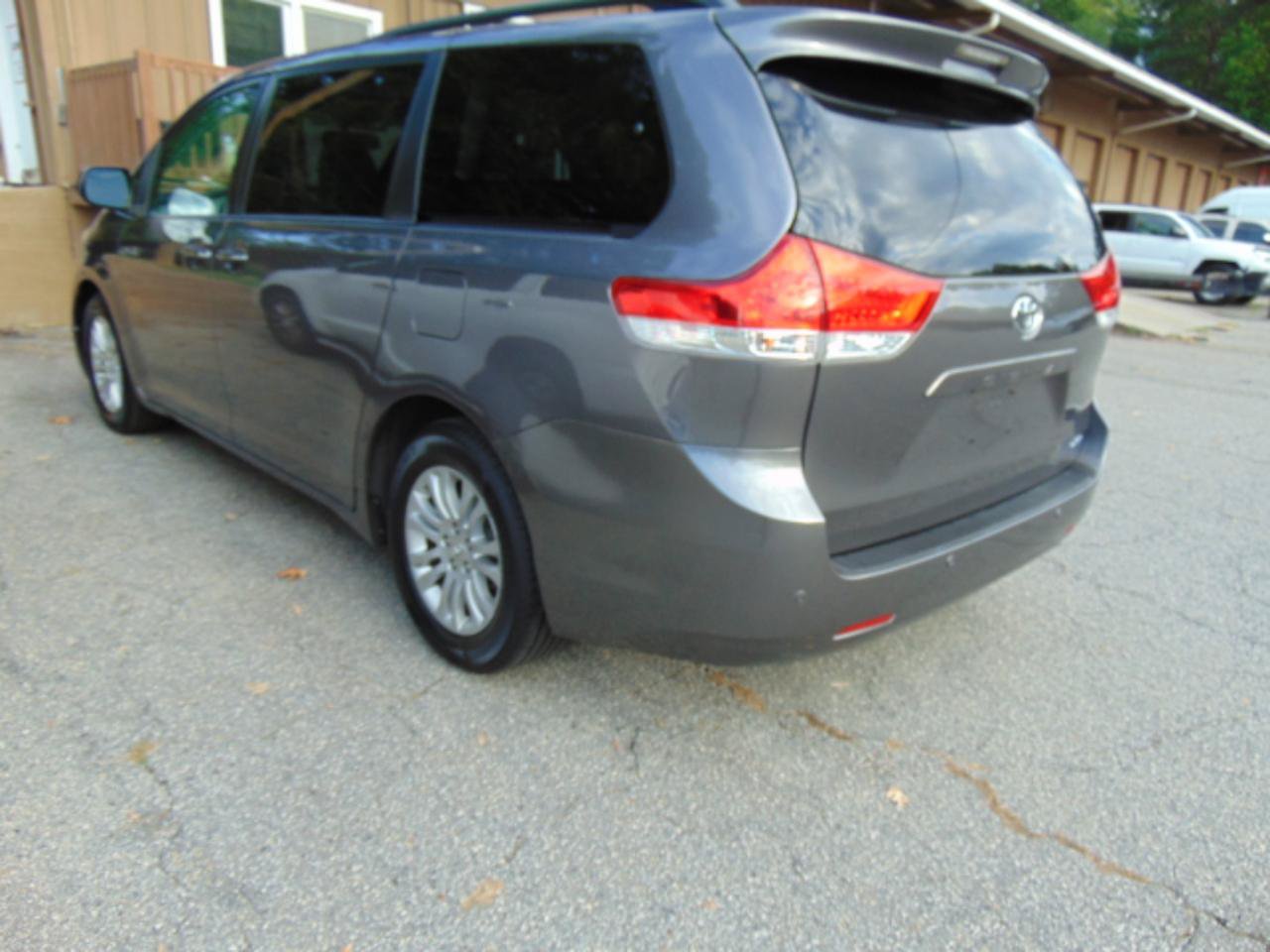 Used 2014 Toyota Sienna XLE w/ Entertainment Package FWD image 20