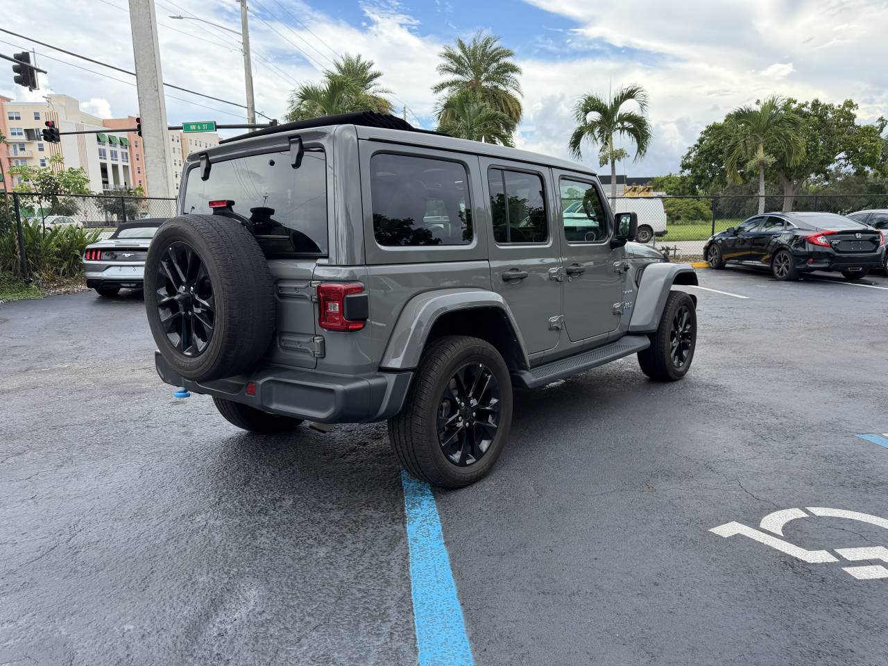 Used 2022 Jeep Wrangler Unlimited Sahara AWD/4WD image 3