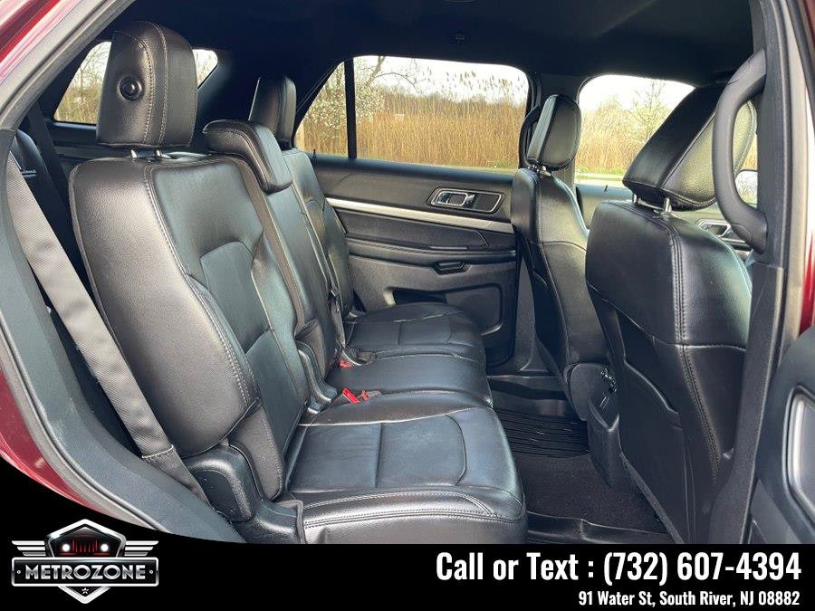Used 2018 Ford Explorer XLT w/ Equipment Group 202A AWD/4WD image 28