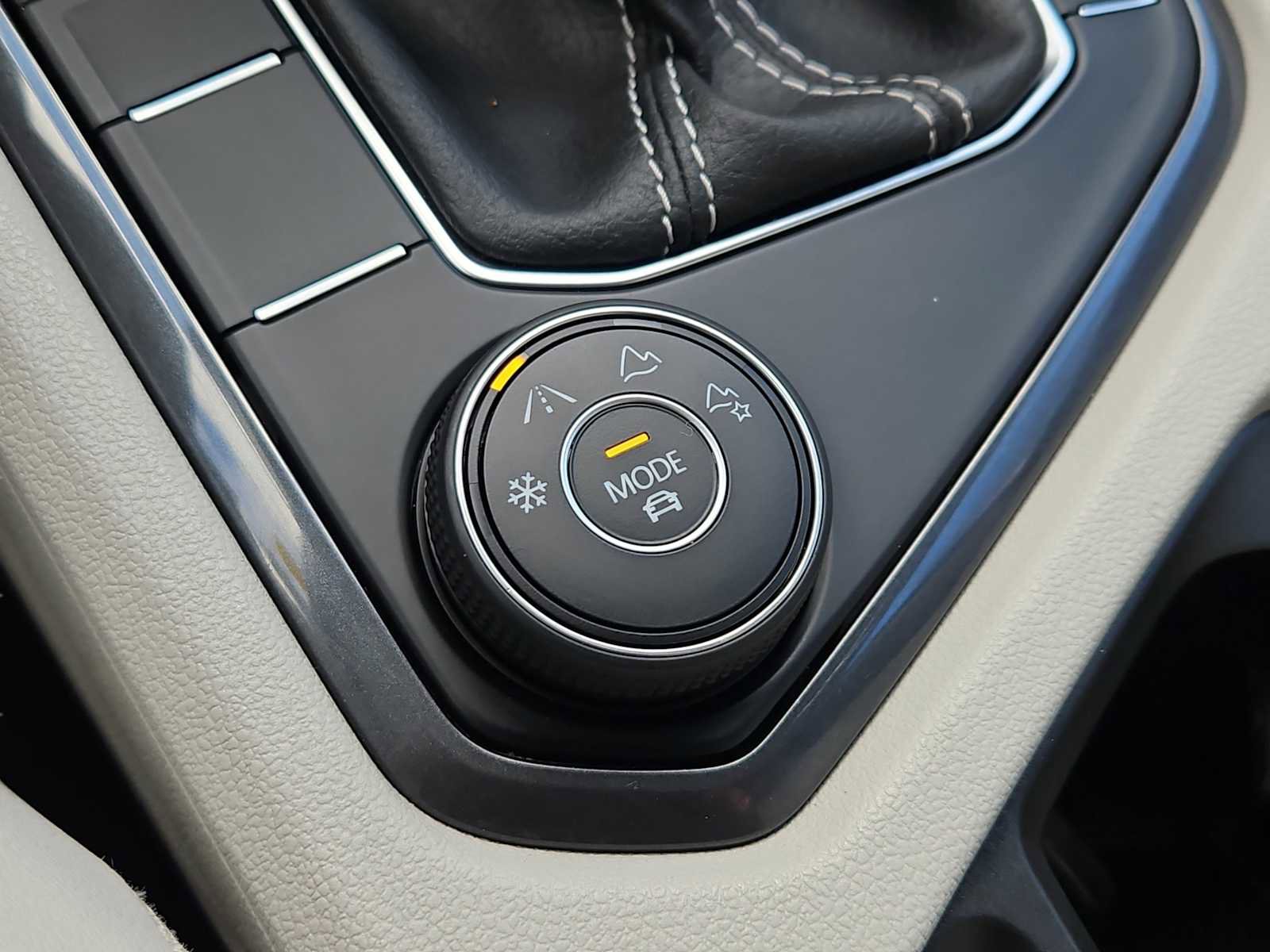 Used 2022 Volkswagen Tiguan SE image 16