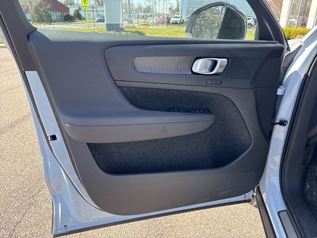 Used 2025 Volvo XC40 B5 Plus AWD/4WD image 17