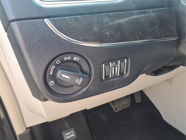 Used 2013 Chrysler Town & Country Touring-L w/ Driver Convenience Group FWD image 16