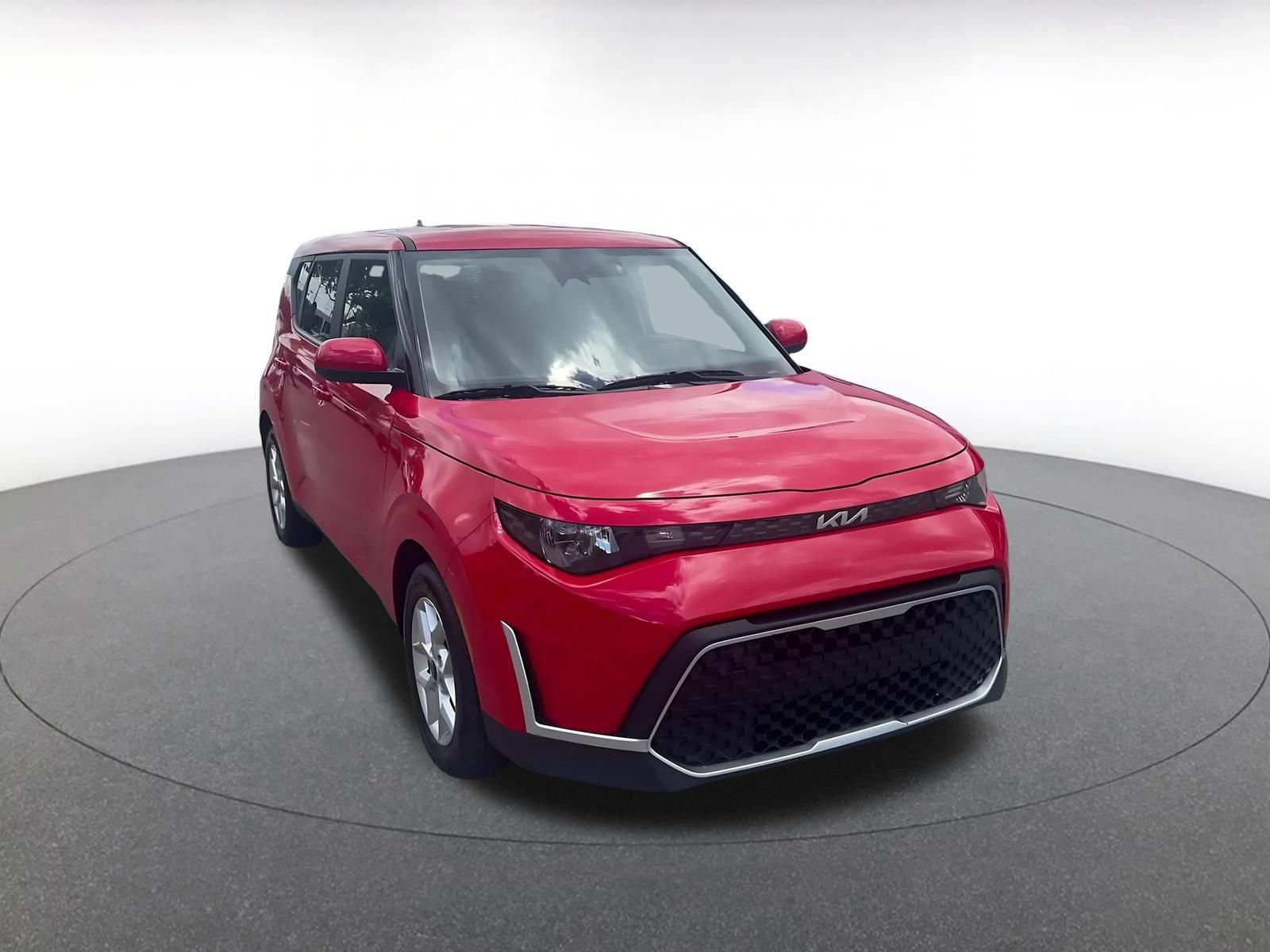 Used 2025 Kia Soul LX w/ LX Technology Package FWD image 2