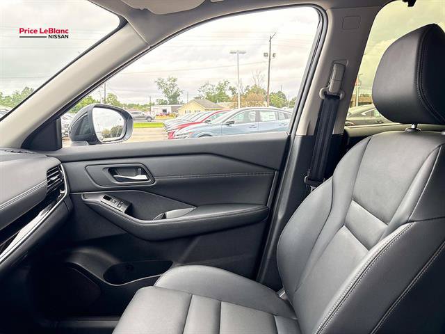 Certified 2025 Nissan Rogue SL w/ Tech Package AWD/4WD image 16
