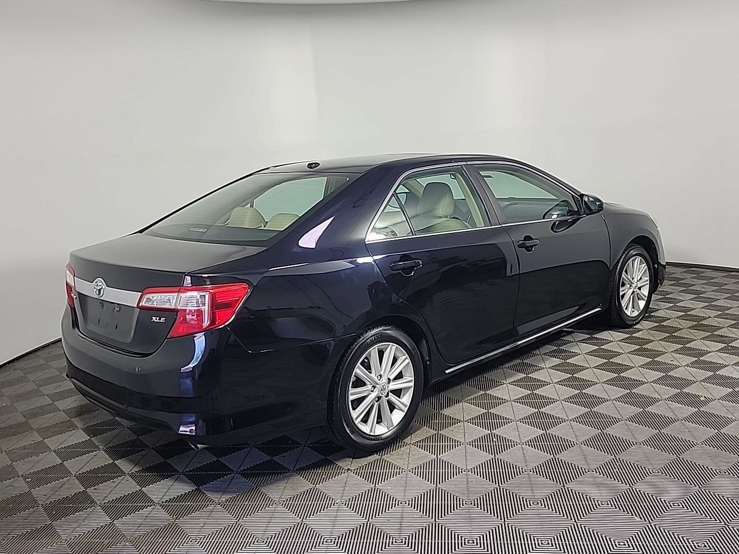Used 2012 Toyota Camry XLE w/ Leather Pkg FWD image 4