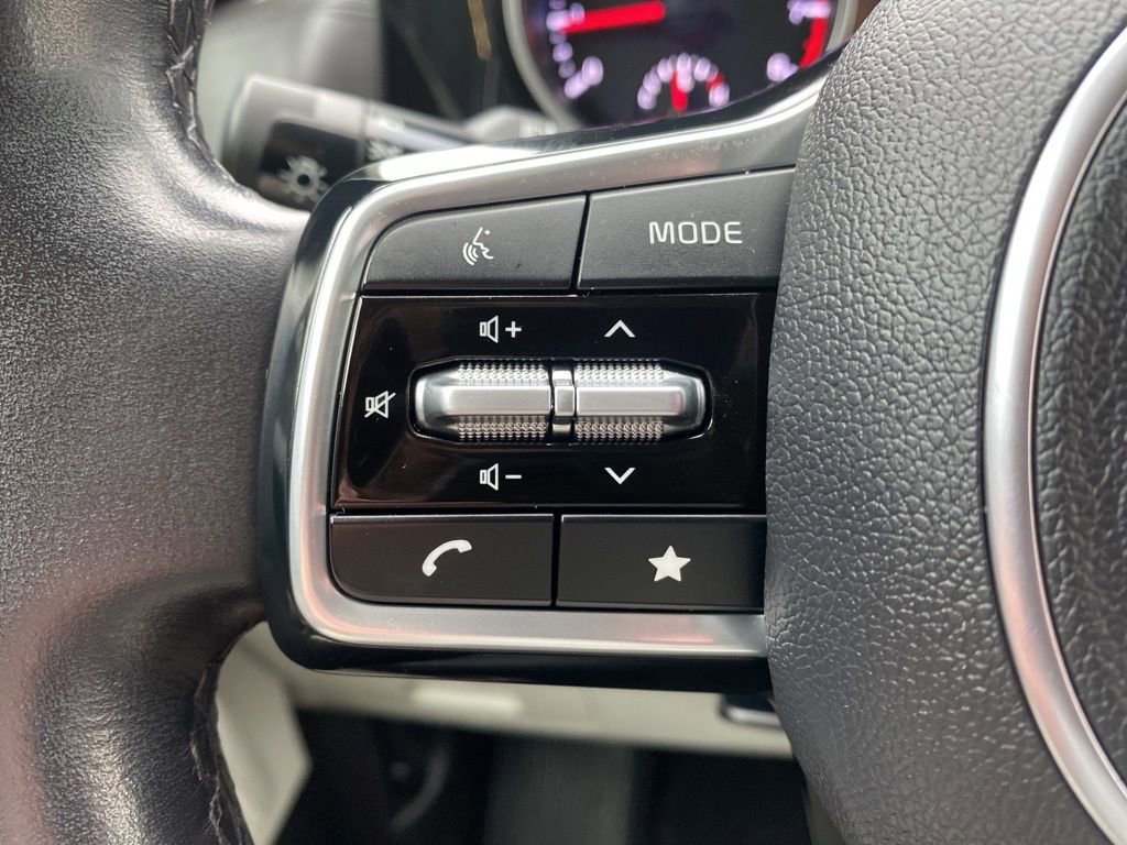 Certified 2023 Kia Carnival EX image 28