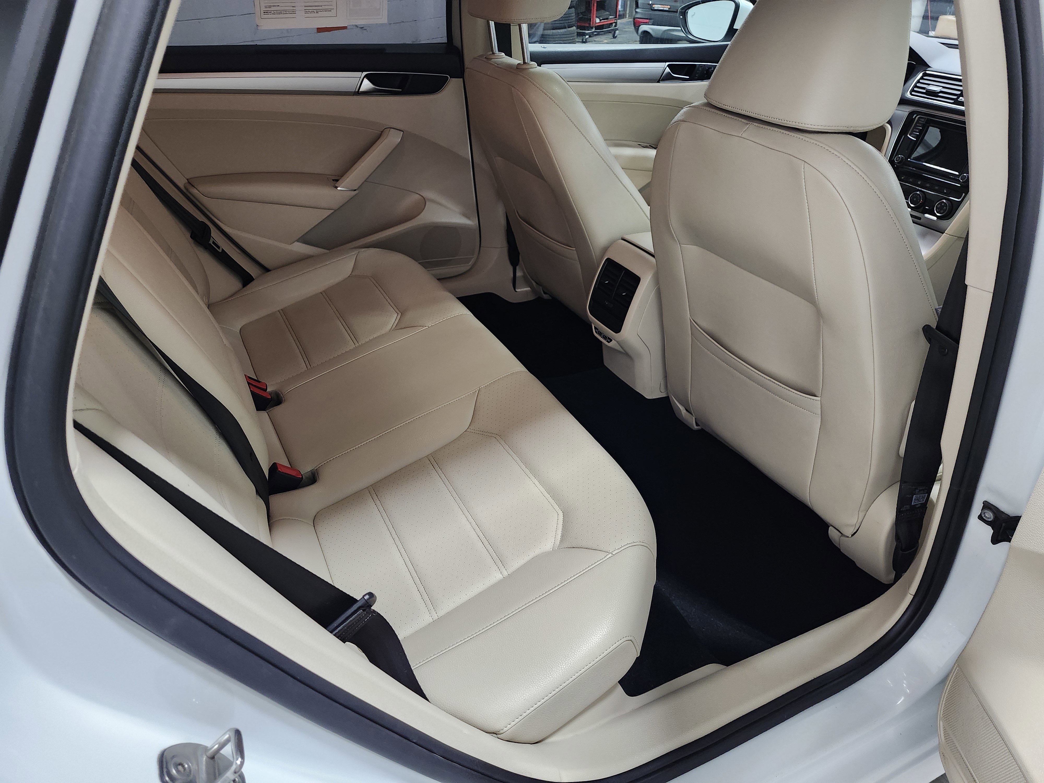 Used 2019 Volkswagen Passat 2.0T Wolfsburg w/ Wheels & Sunroof Package image 21