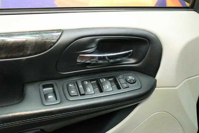 Used 2018 Dodge Grand Caravan SE w/ UConnect Hands-Free Group image 15