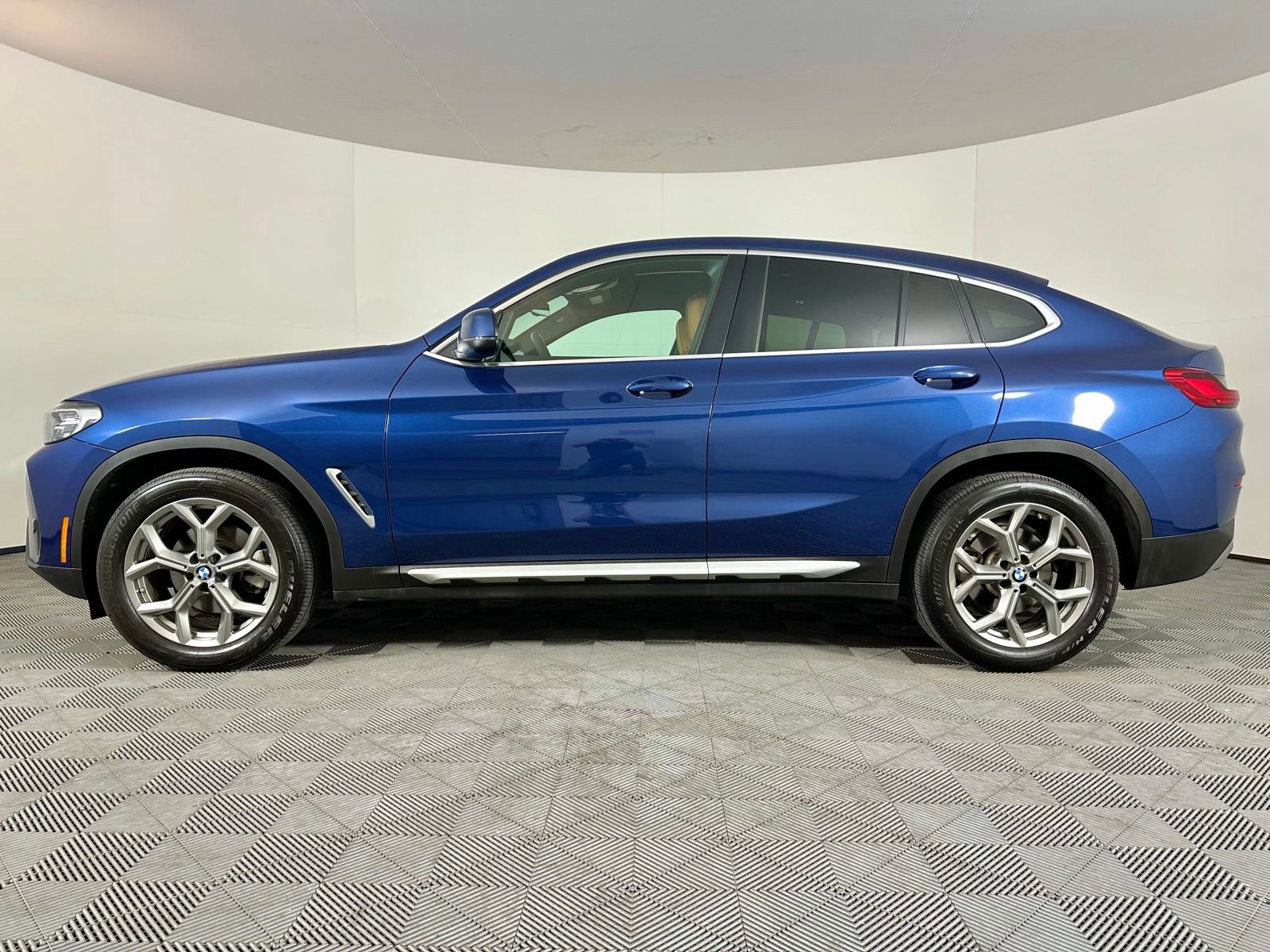 Used 2023 BMW X4 xDrive30i w/ Premium Package AWD/4WD image 7