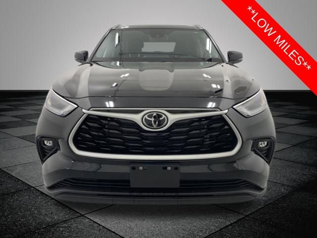 Used 2023 Toyota Highlander XLE image 2