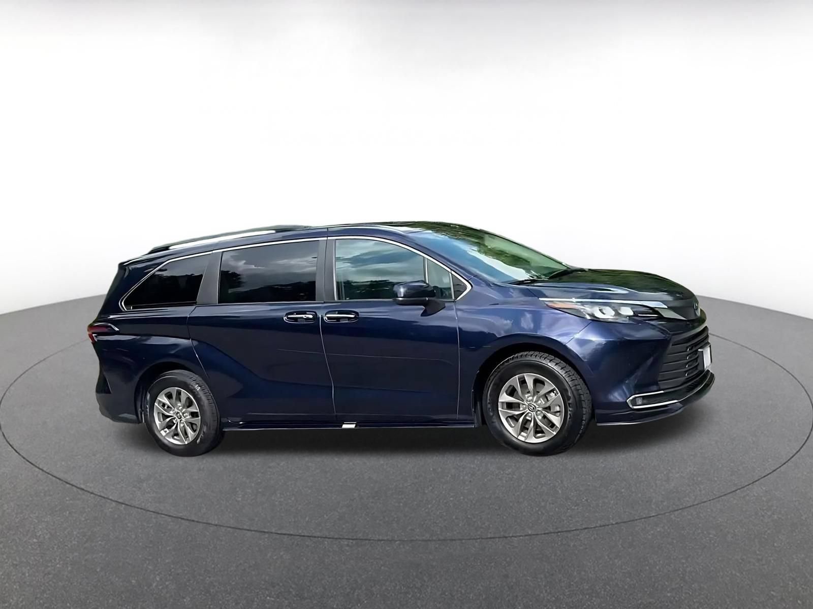 Used 2024 Toyota Sienna XLE FWD image 2