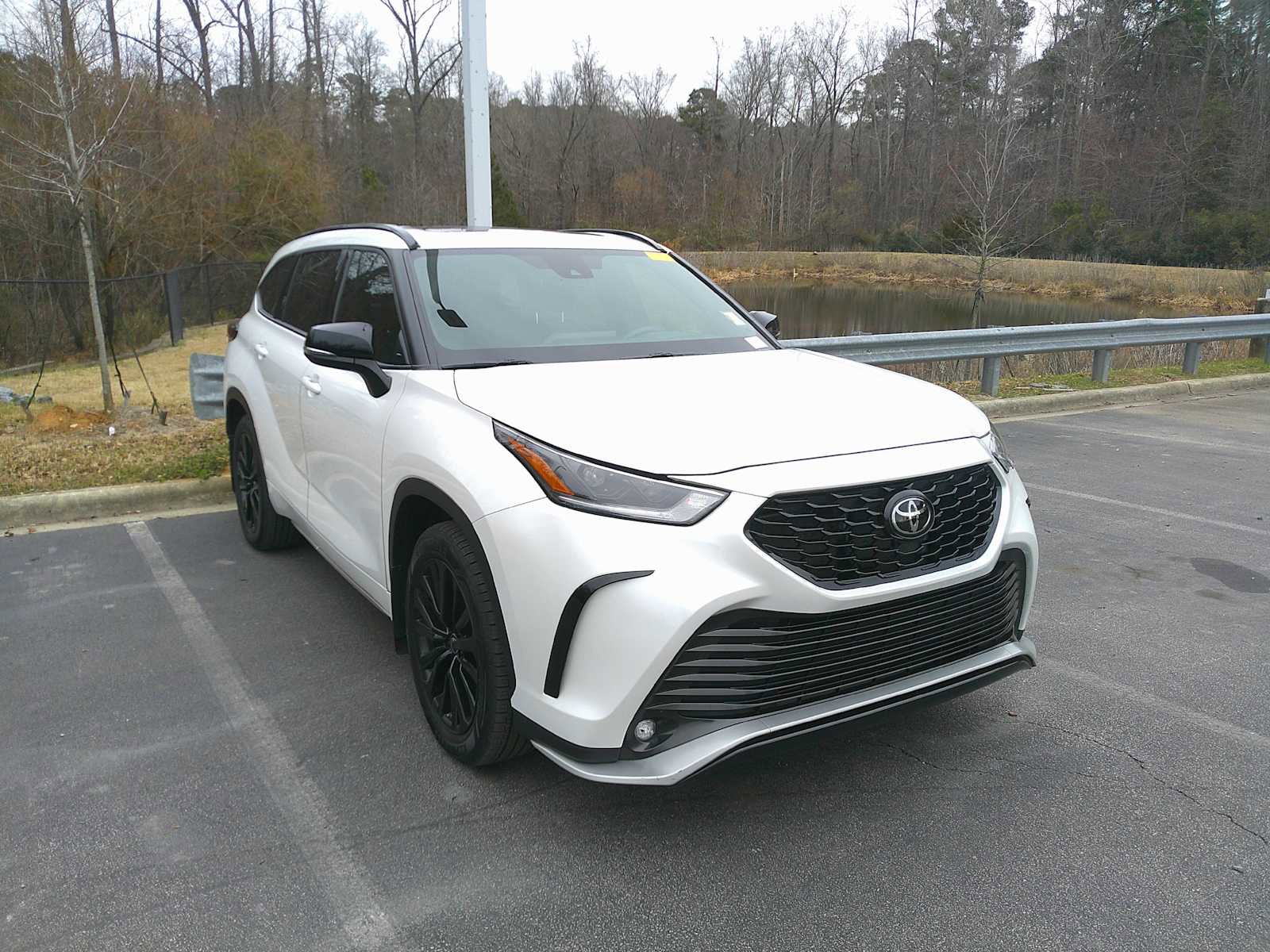 Used 2024 Toyota Highlander XSE image 3