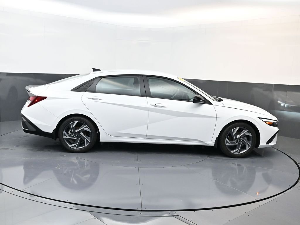 Used 2025 Hyundai Elantra Sport image 3