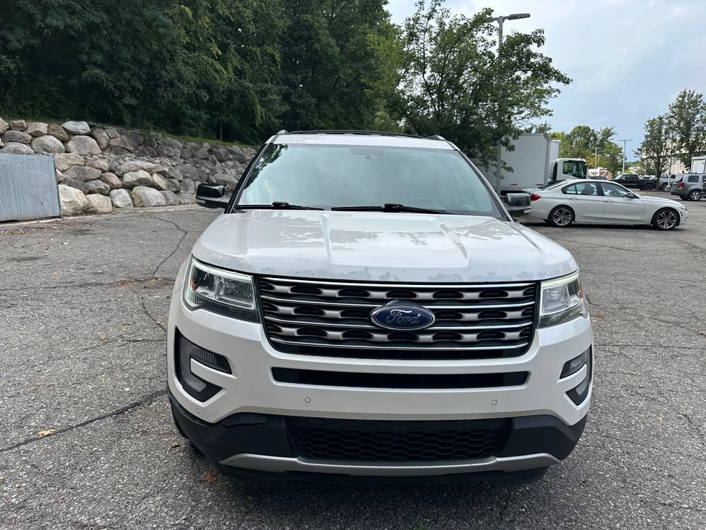 Used 2017 Ford Explorer XLT w/ Equipment Group 202A FWD image 8