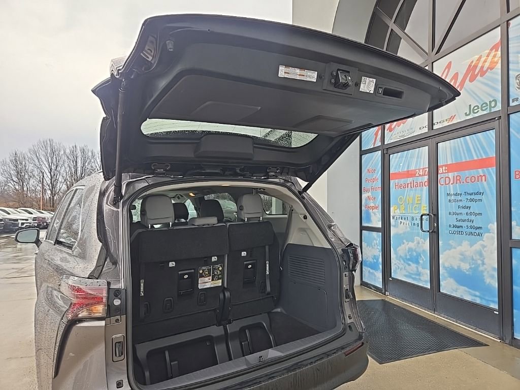 Used 2024 Toyota Sienna XLE image 91