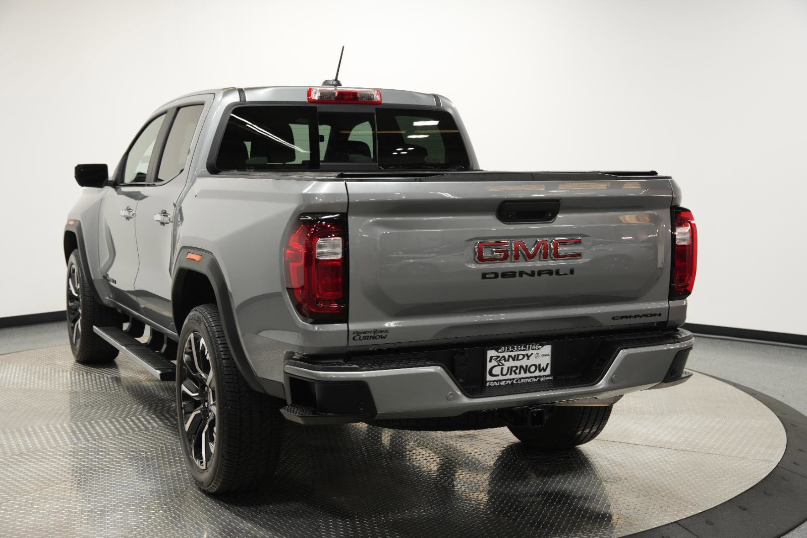 Used 2025 GMC Canyon Denali image 5