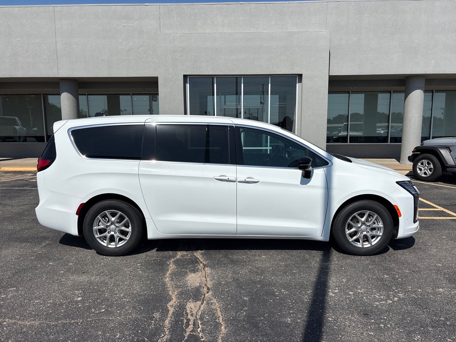 New 2027 Chrysler Pacifica Select FWD image 4