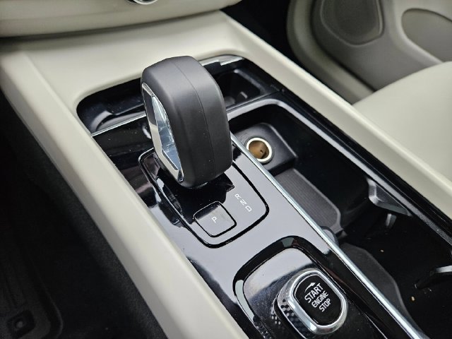 Used 2024 Volvo XC60 B5 Plus w/ Protection Package Premier AWD/4WD image 26