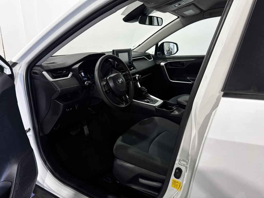 Used 2021 Toyota RAV4 LE AWD/4WD image 16
