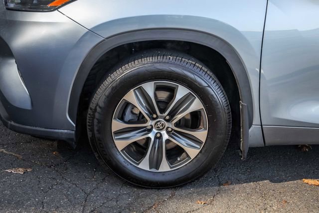 Used 2022 Toyota Highlander XLE AWD/4WD image 13