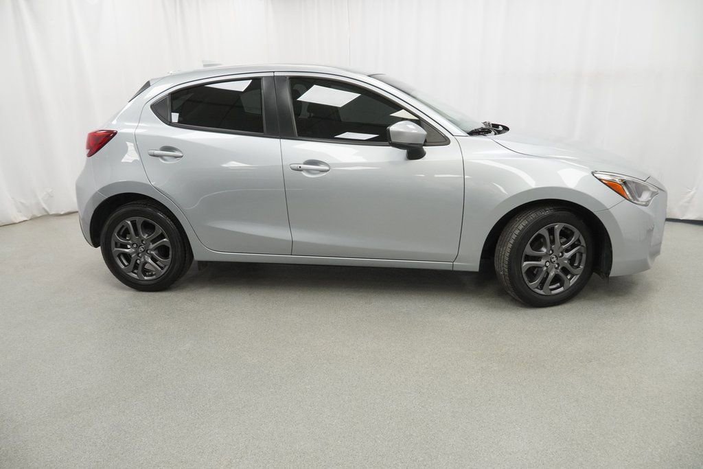 Used 2020 Toyota Yaris XLE image 10