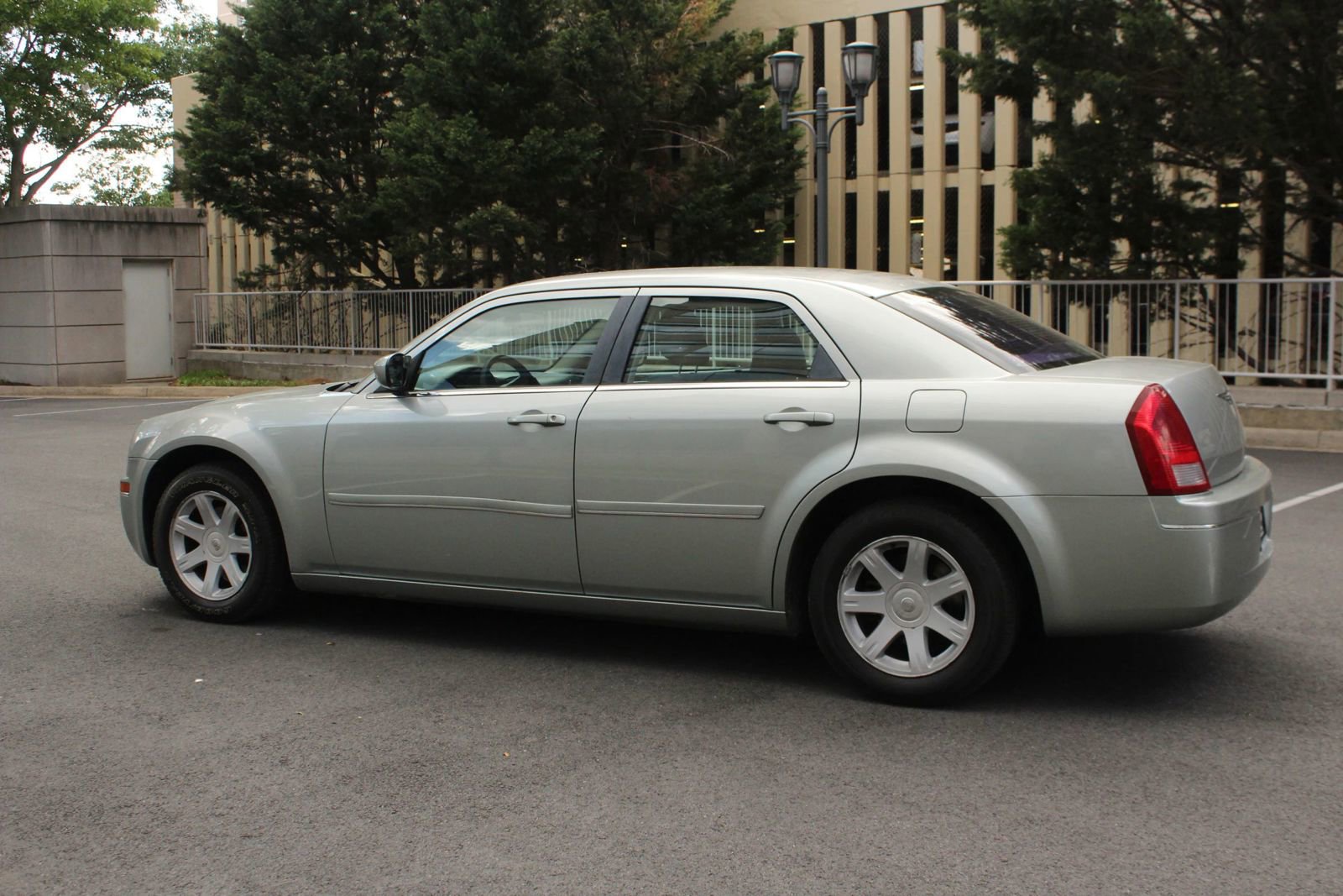 Used 2005 Chrysler 300 Touring RWD image 9