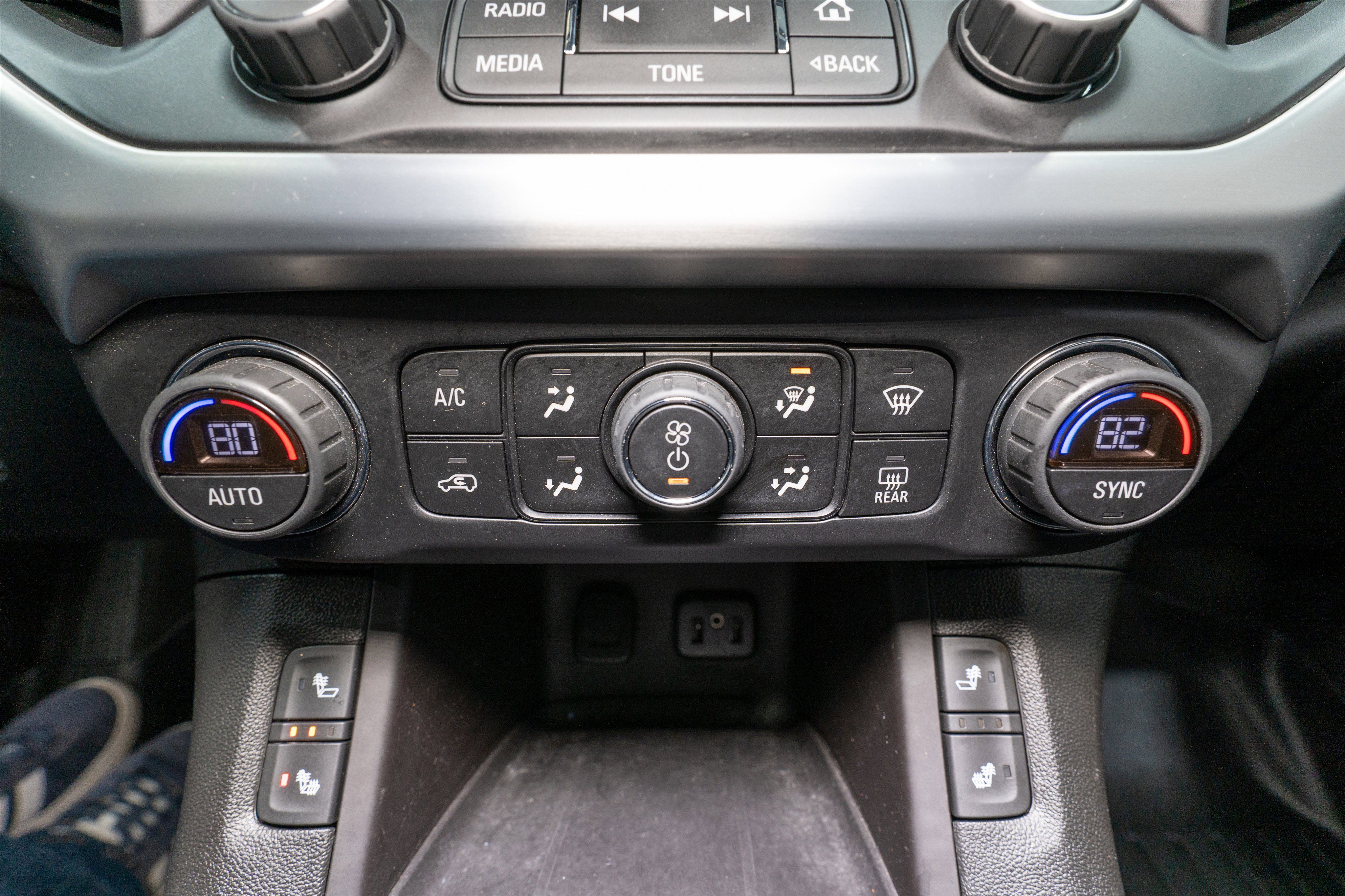 Used 2018 GMC Acadia SLT w/ LPO, Black Accent Package image 22