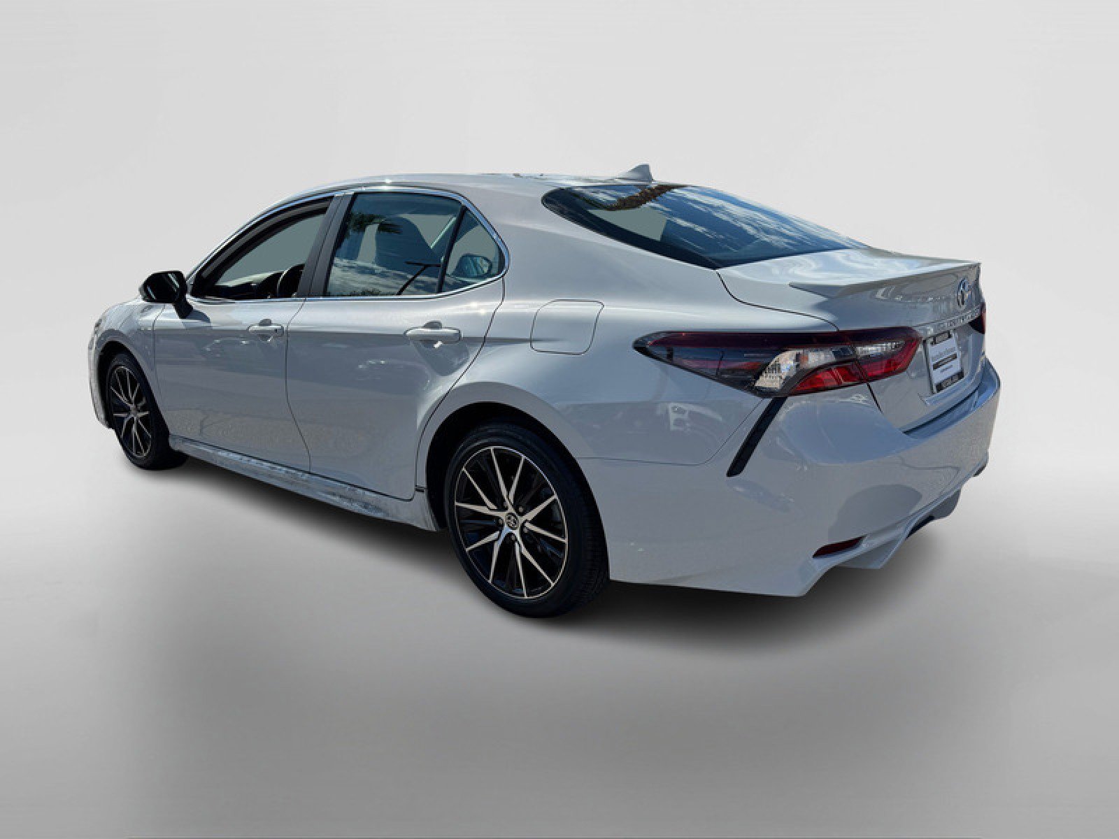 Used 2024 Toyota Camry SE image 3