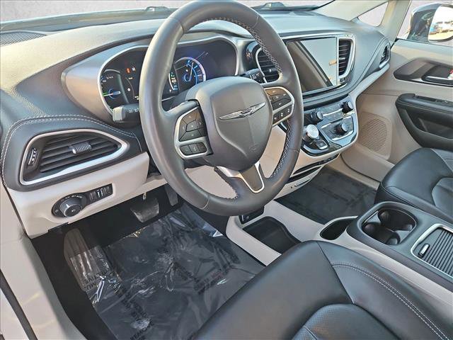 Used 2024 Chrysler Pacifica Select image 10