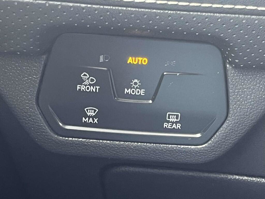 Used 2025 Volkswagen Atlas Cross Sport SE FWD image 32
