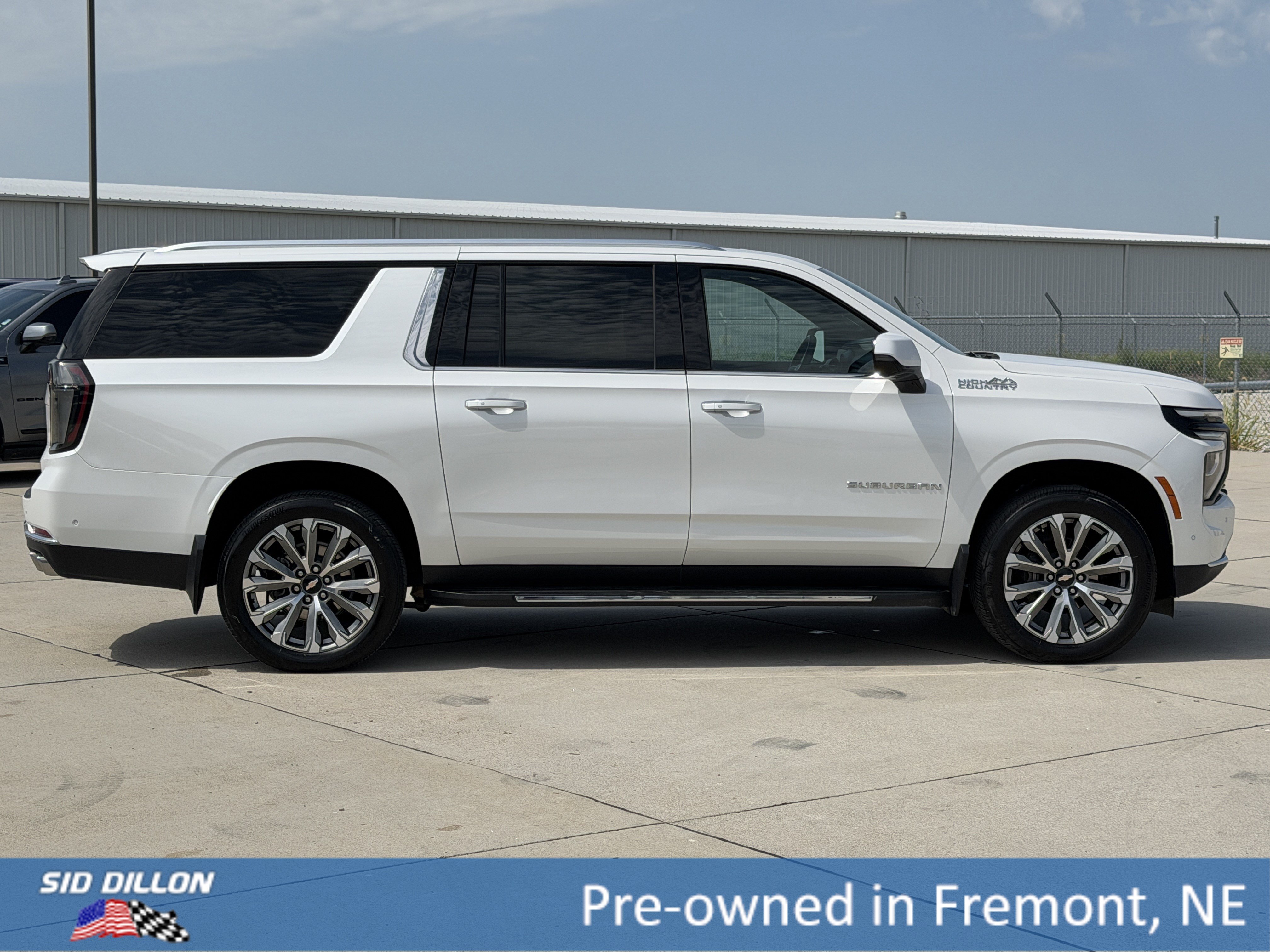 Certified 2025 Chevrolet Suburban High Country AWD/4WD image 3