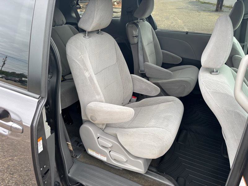 Used 2019 Toyota Sienna LE FWD image 16
