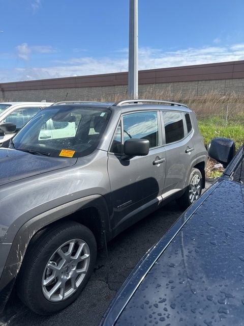 Used 2023 Jeep Renegade Latitude AWD/4WD image 2