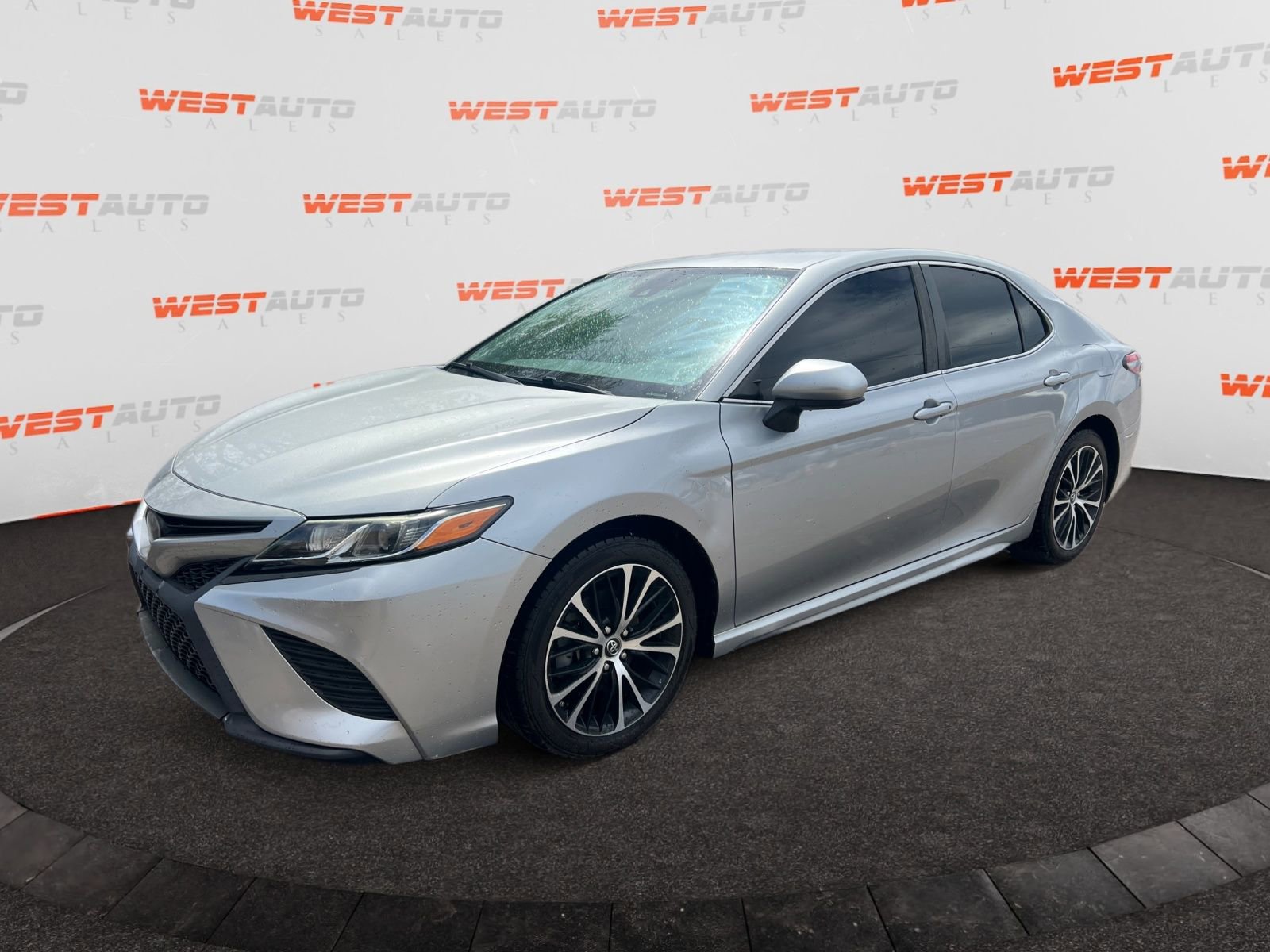 Used 2019 Toyota Camry SE FWD image 1