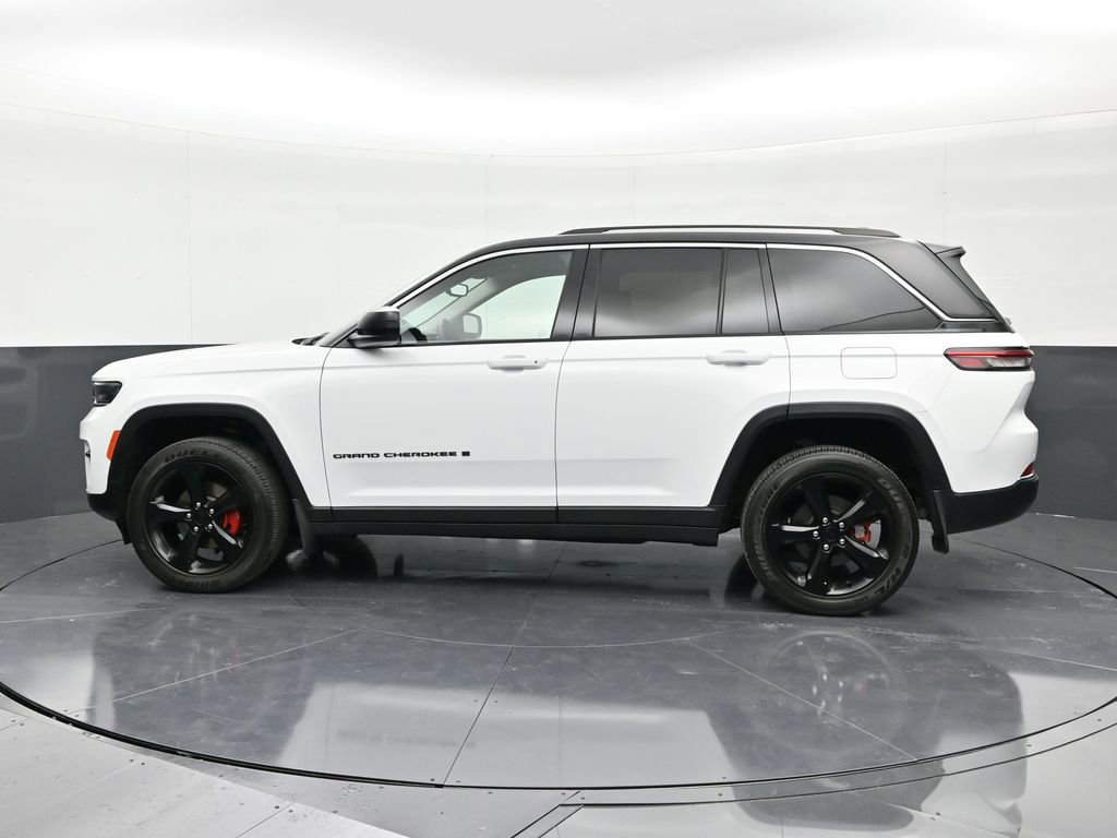 Used 2023 Jeep Grand Cherokee Laredo image 2