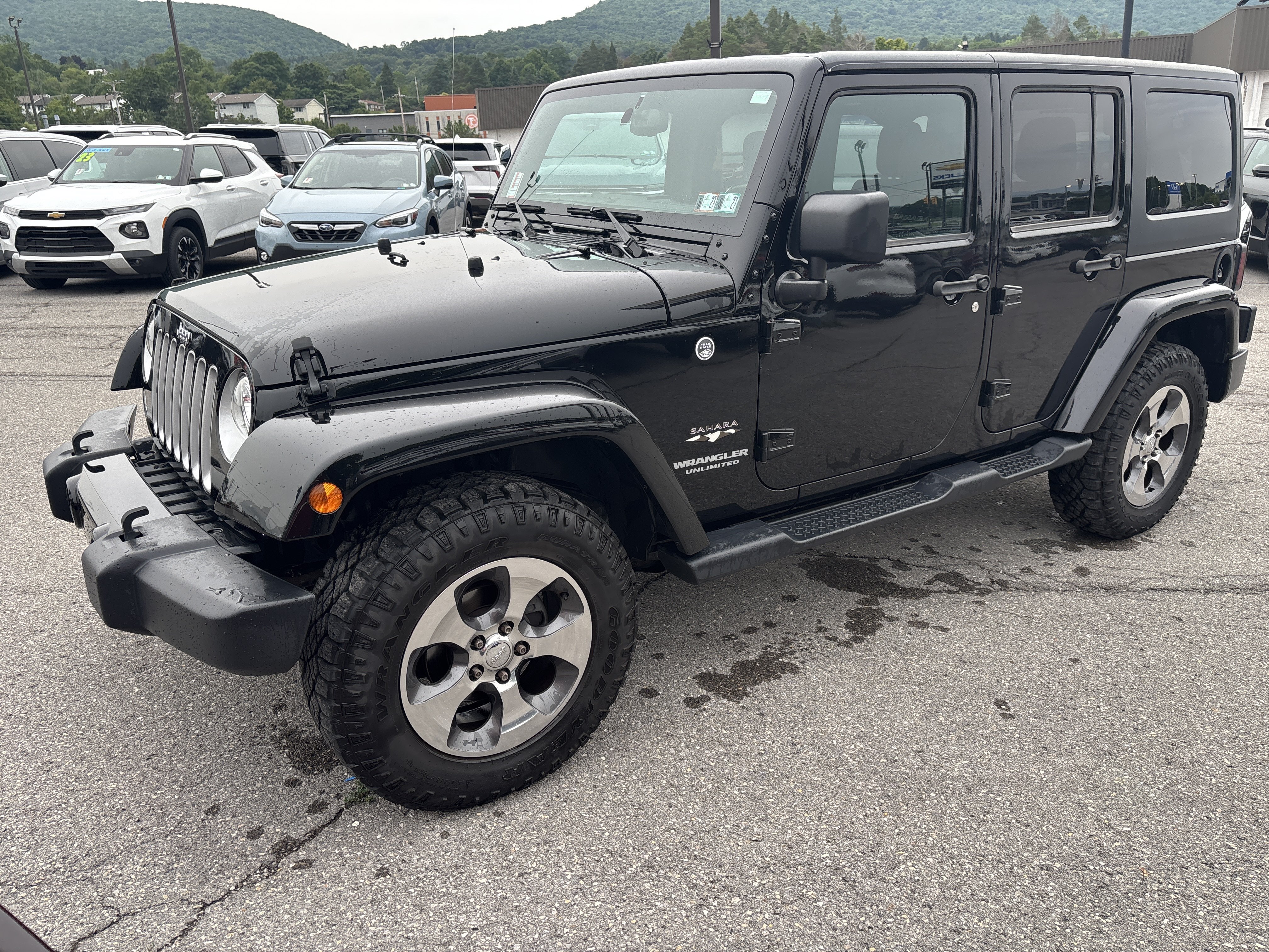 Used 2017 Jeep Wrangler Unlimited Sahara AWD/4WD image 7