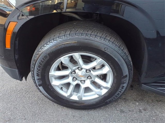 Used 2025 Chevrolet Suburban LT w/ Sun And Tow Package image 8