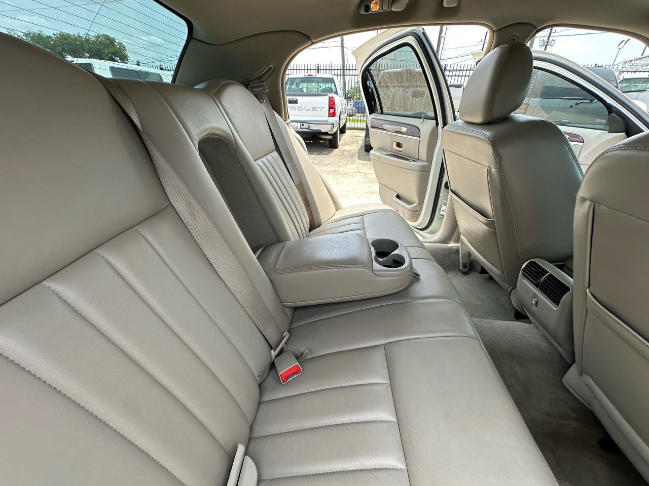 Used 2006 Lincoln Town Car Signature RWD image 42