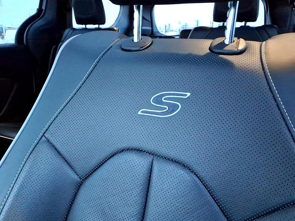 Used 2023 Chrysler Pacifica Limited w/ Uconnect Theater Family Group image 20