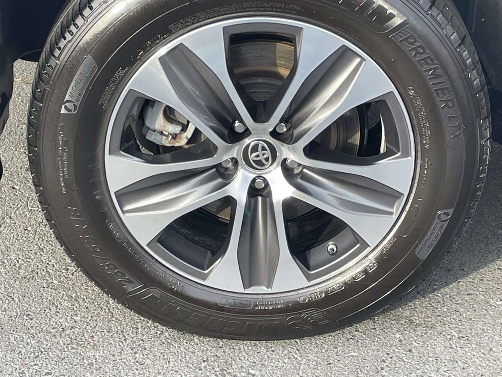 Used 2021 Toyota Highlander XLE image 12