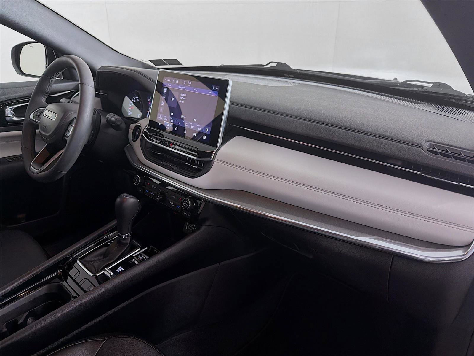 Used 2023 Jeep Compass Limited image 28