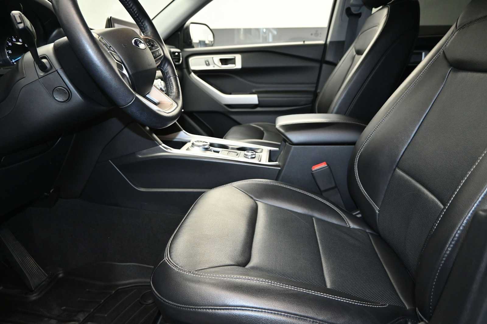 Used 2021 Ford Explorer Limited w/ Equipment Group 301A AWD/4WD image 23