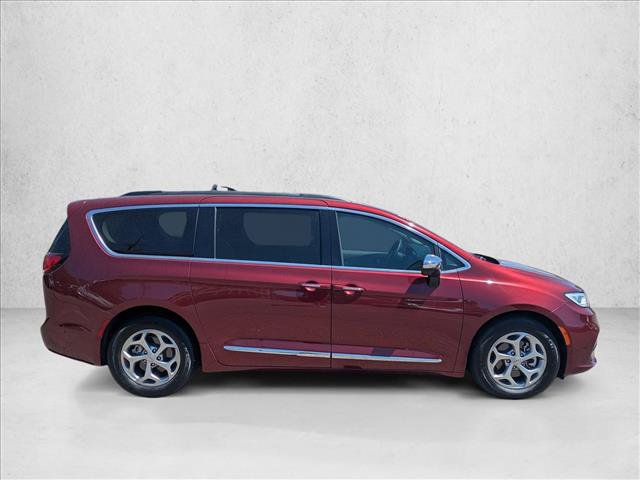 Used 2023 Chrysler Pacifica Limited FWD image 4