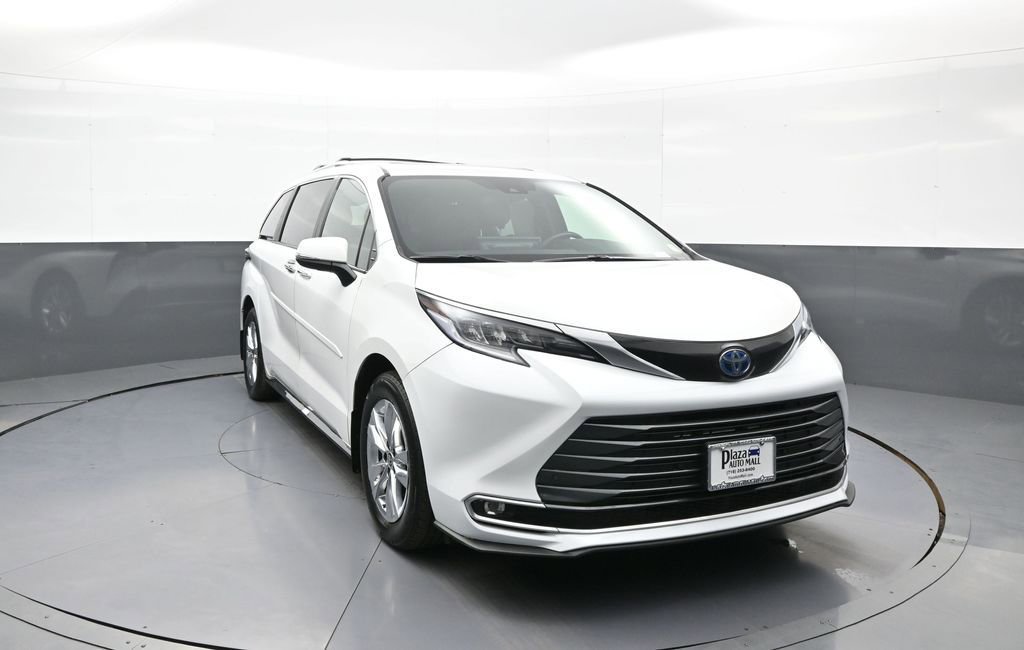 Certified 2025 Toyota Sienna Limited AWD/4WD image 3