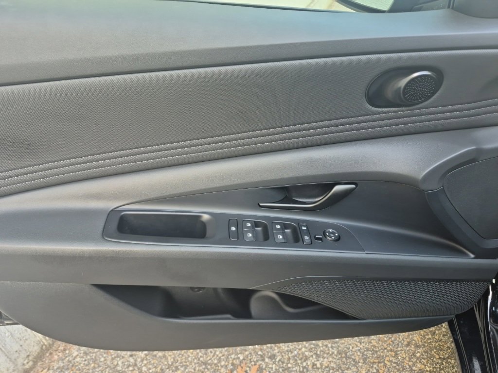 Used 2025 Hyundai Elantra Sport image 13