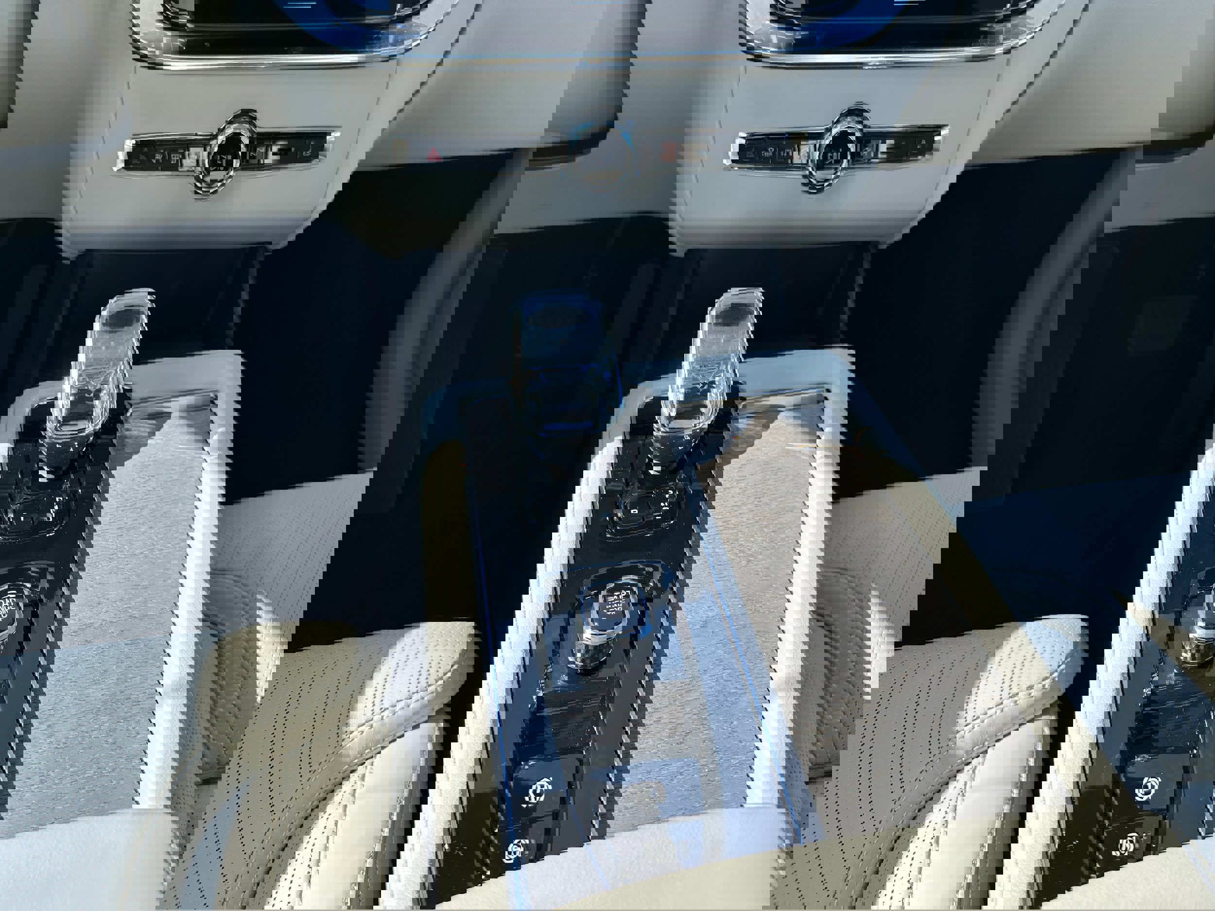 New 2026 Volvo XC90 B6 Ultra w/ Protection Package image 14