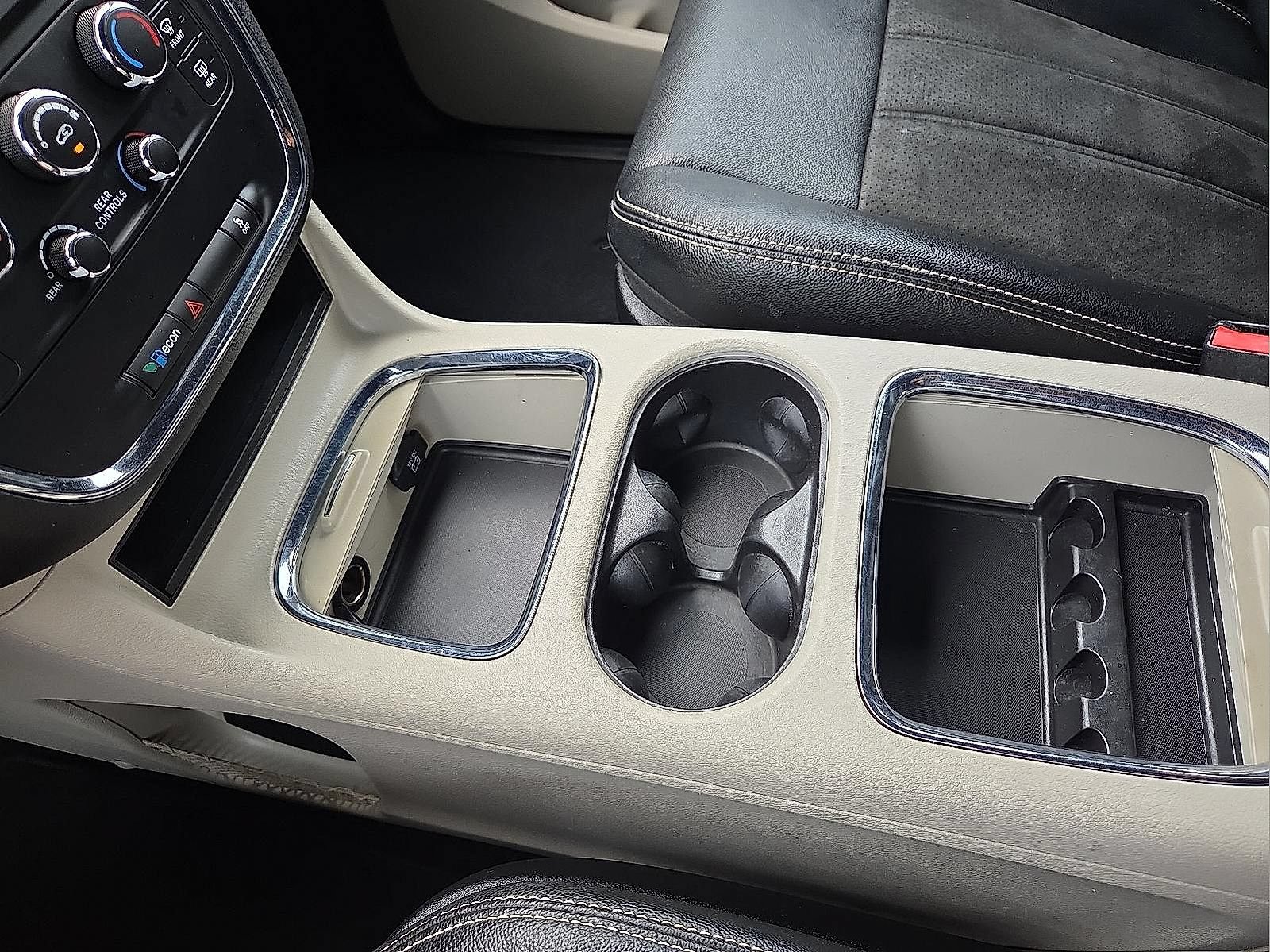 Used 2019 Dodge Grand Caravan SXT FWD image 25