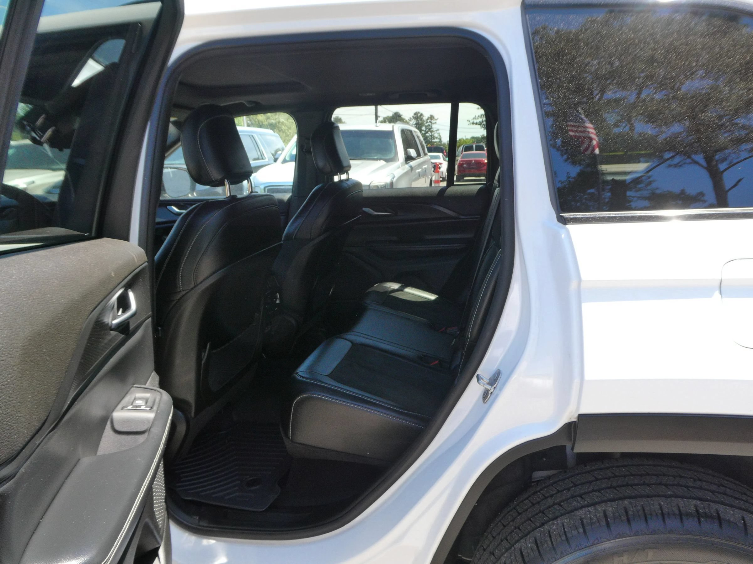 Used 2023 Jeep Grand Cherokee Altitude AWD/4WD image 31